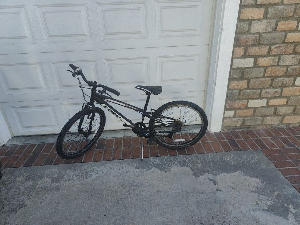 Boy's Bike Trek MT200
