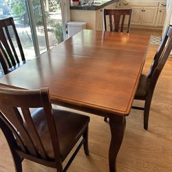 Bassett Table And Chairs 