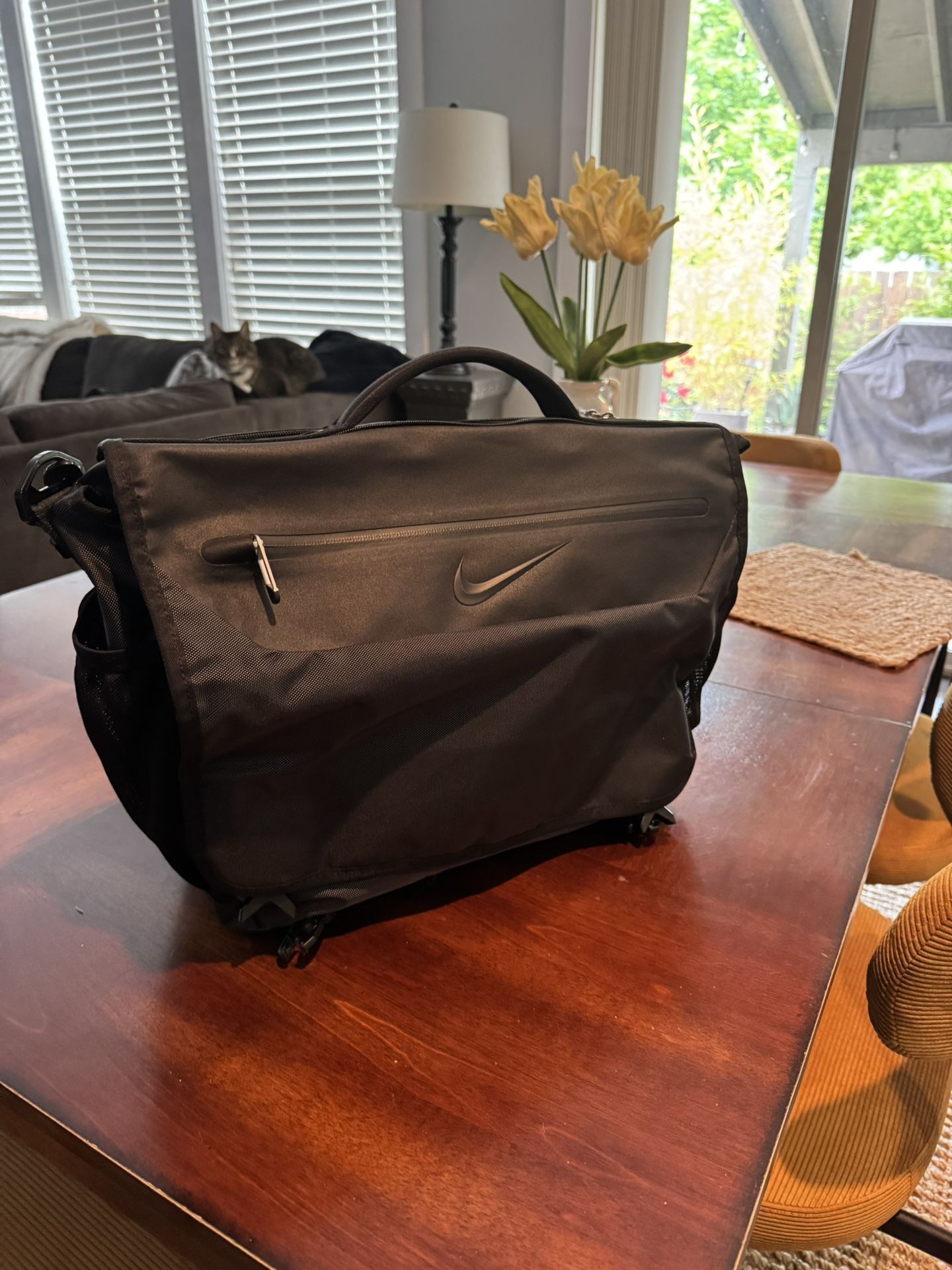 Nike Black Messenger Bag – Durable & Stylish – Excellent Condition
