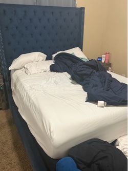 Queen bed/frame