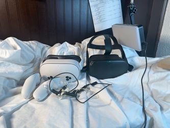 Oculus Quest 3 VR Headset with Controllers and oculus one