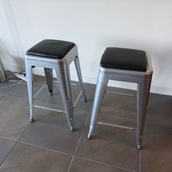 2 kitchen counter stools