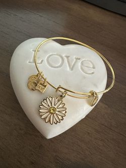 6 Pandora Bracelets Gold 