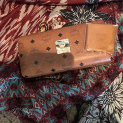 Auth Sign Leath Glass Case https://offerup.com/redirect/?o=TWNtLk5ldw== W/cloth