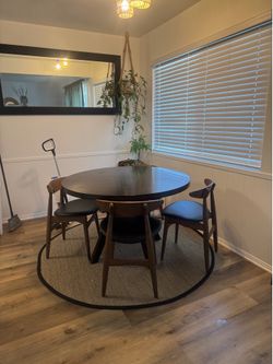 Round dinning table & 4 chairs