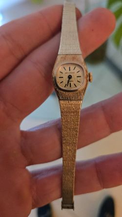Vintage Wittnauer Geneve Women's Watch Gold-filled Textured Bezel and Bracelet.