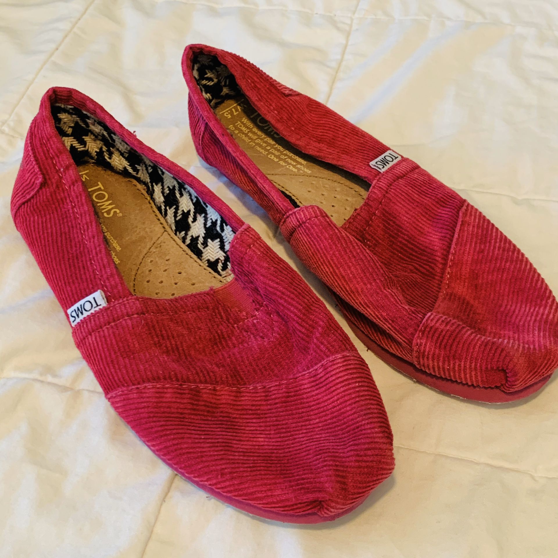 Size 7.5 women’s toms slip on shoes