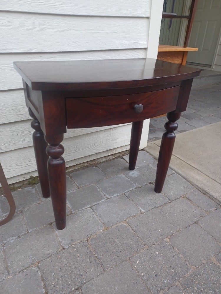 End Table With Middle Drawer
