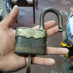 RARE OLD VINTAGE  HANDMADE 45 mm RUSTIC IRON PADLOCK WITH KEY 
