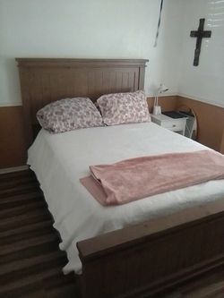 Beautiful country style bedroom set w/tall dresser