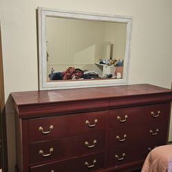 Solid wood dresser WITH mirror – Great condition