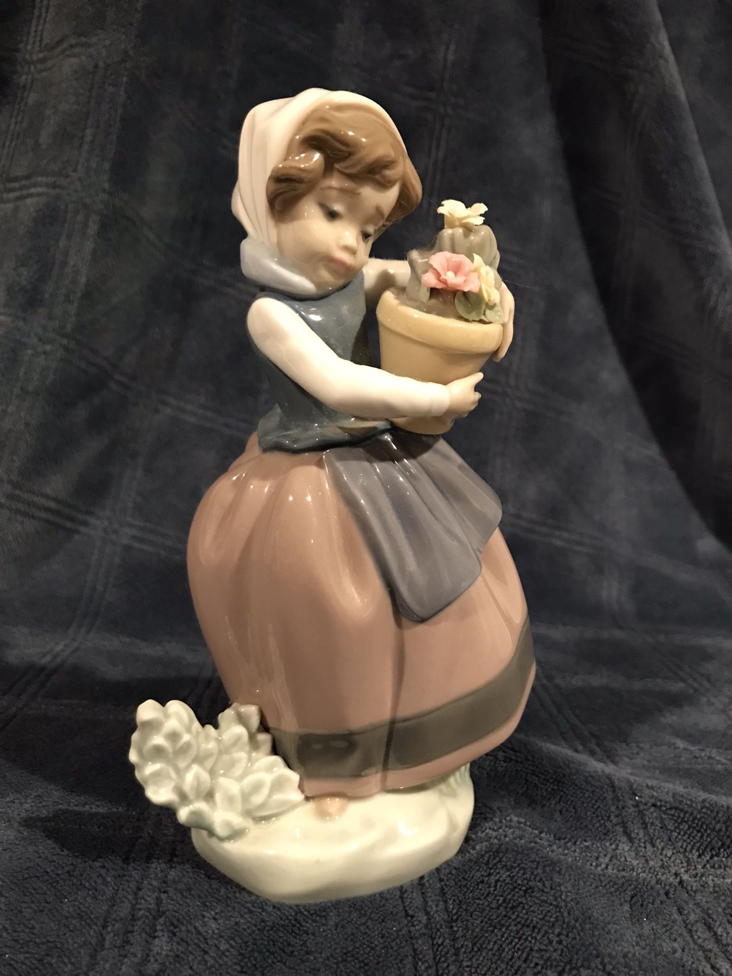 Spanish Lladro/NAO Porcelain Figurine