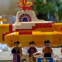 Lego 21306 The Beatles YELLOW SUBMARINE COMPLETED SET INCLUDES ALL MINI FIGURES 