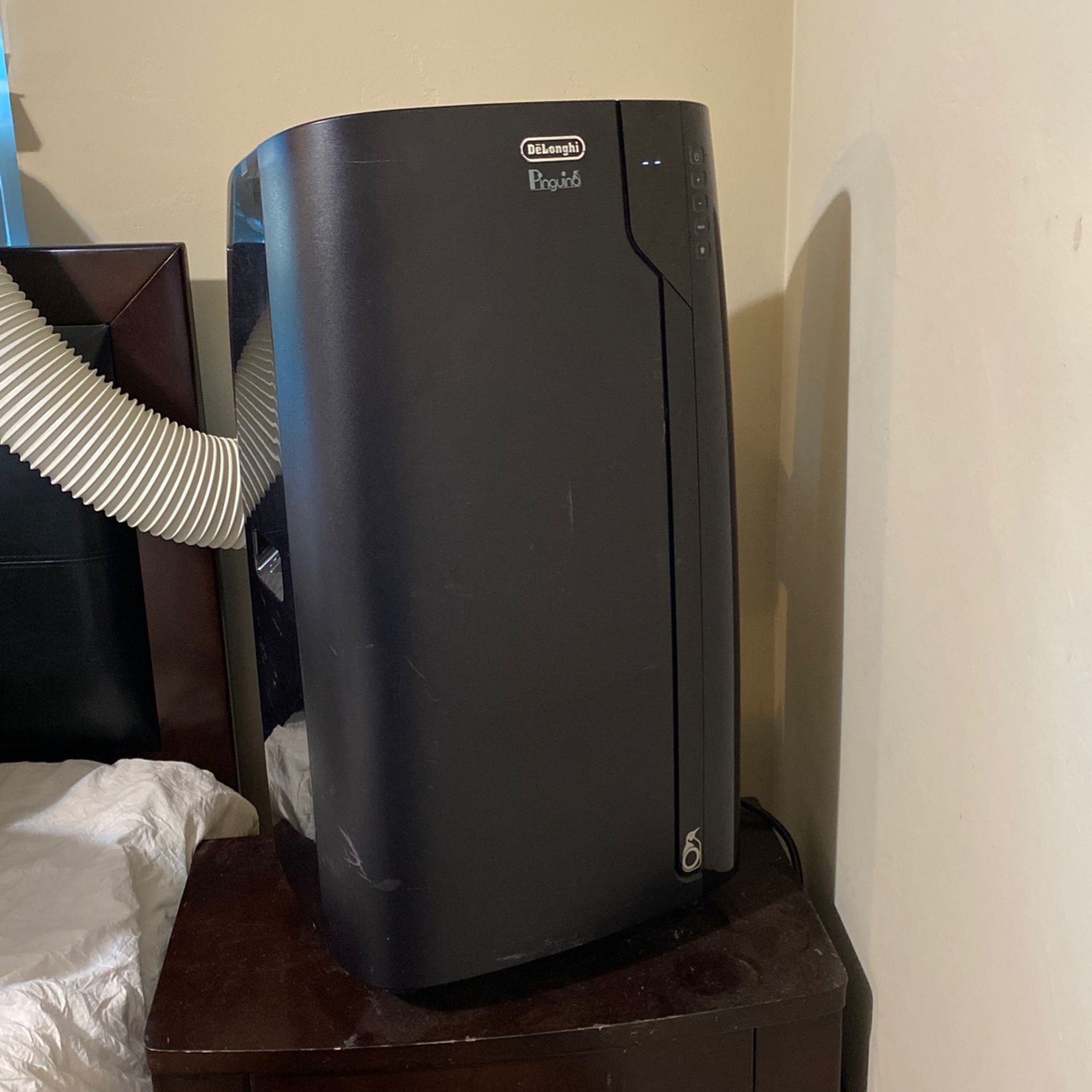De'Longhi Pinguino 3-in-1 Deluxe Portable Air Conditioner, Dehumidifier & Fan With Wheels