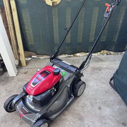 BRAND NEW LAWNMOWER HONDA HRX-217 /200cc  THE LAWNMOWER IS SELF PROPELLED. NEVER GET RUSTED, ROTO STOP BLADE SYSTEM, . CUTS REALLY  WELL STRAIGHT LINE