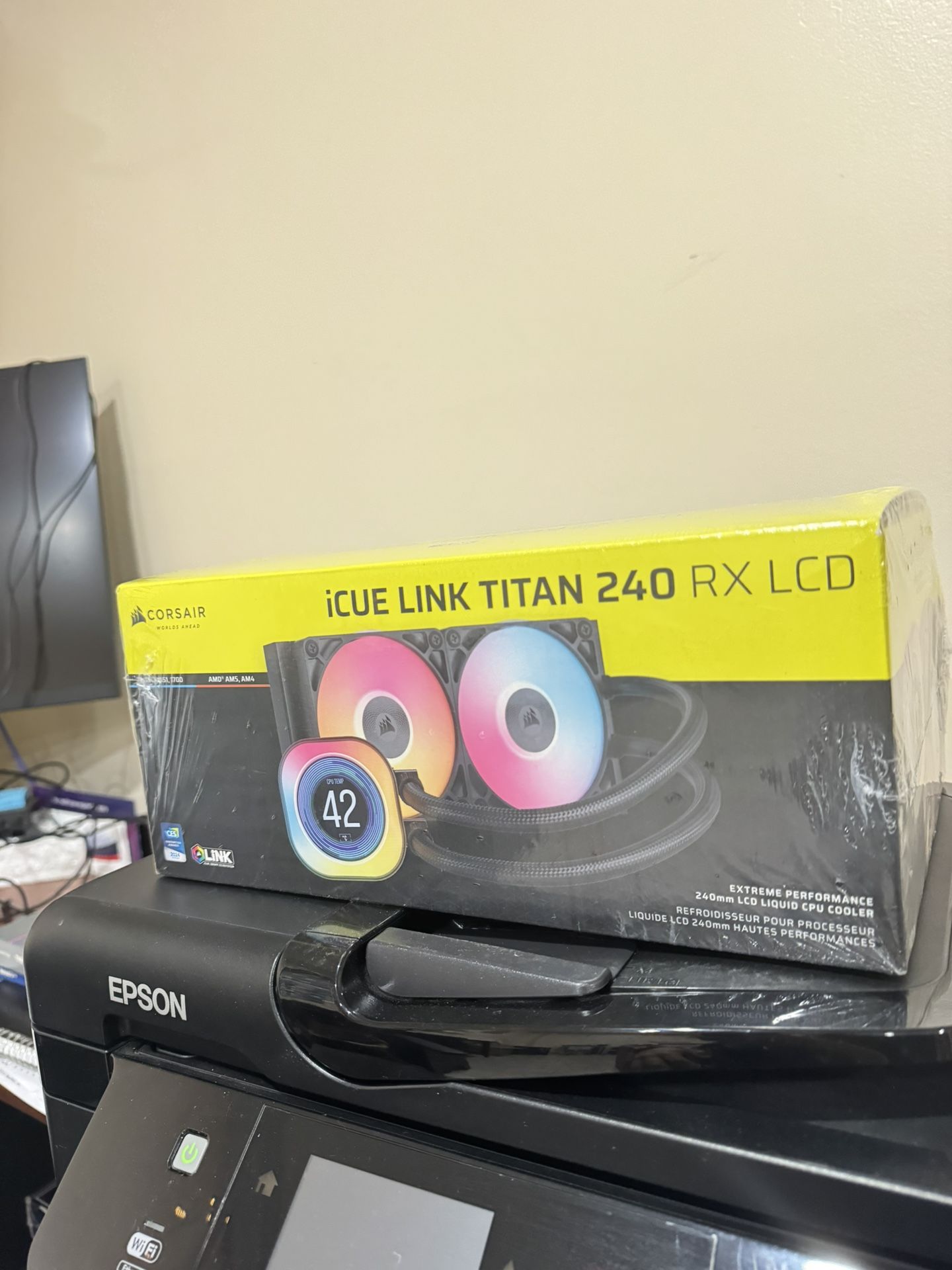 iCUE Link Titan 240 RX LCD