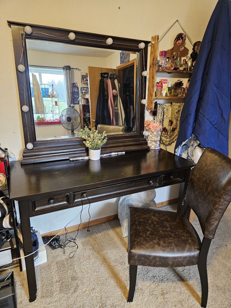 Vanity Desk With Mirror And Light Bulbs With Remote