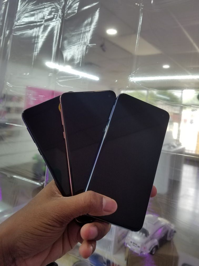 Samsung Galaxy S10e 128GB Factory Unlocked Excellent Condition with FREE Charger And 30days warranty from our store warranty
