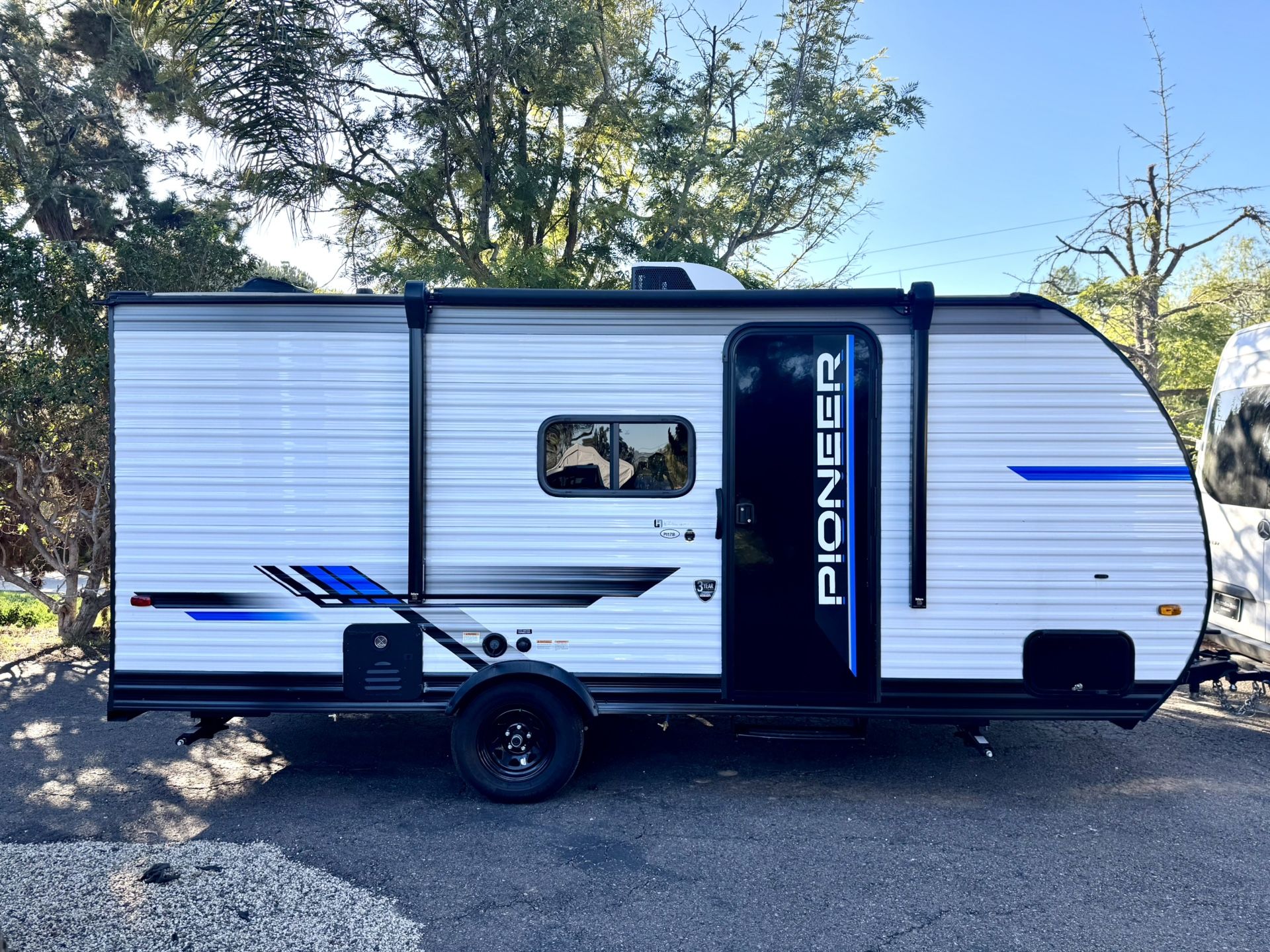 2025 Heartland Pioneer 17BH – Ultra Light Travel Trailer (Immaculate)
