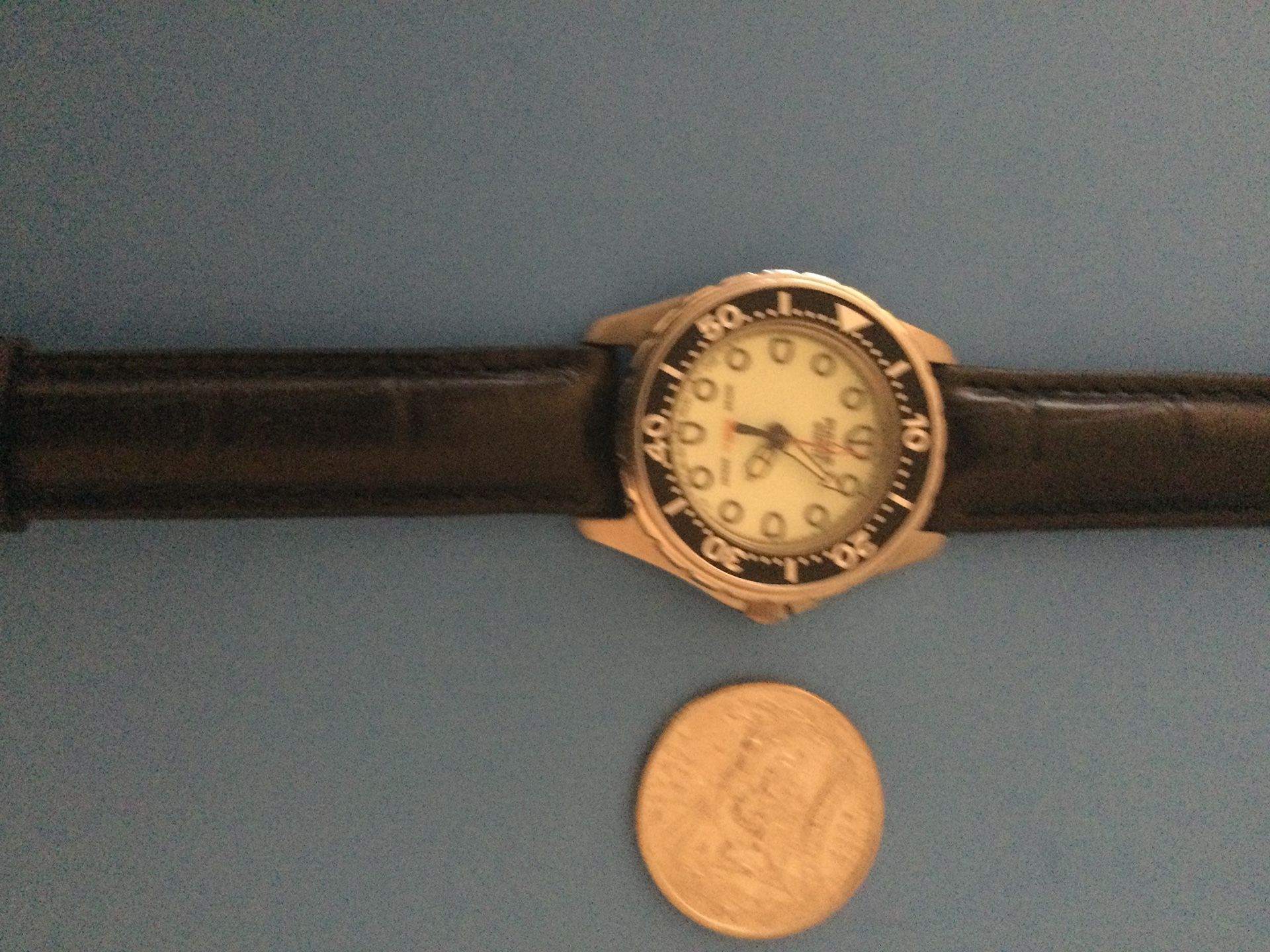 The wristwatch works well shines in good condition