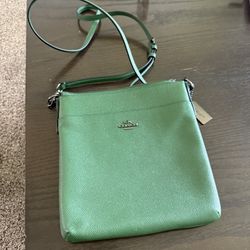 Coach Kitt Messenger Crossbody bag in green crossgrain leather. 
