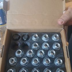  OEM Lugs Nuts For Dodge  Size 14m × 1.5 Chrome With Chrome Wheels Locks 