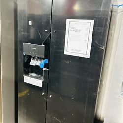 Refrigerador De Puerta A Lado En Color. Negro 33”