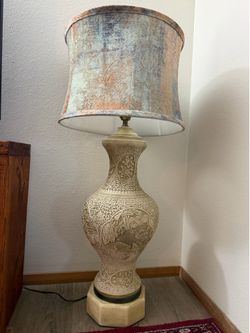 vintage mid-century Chinoiserie table lamp, featuring