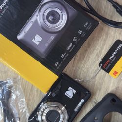 Kodak pixpro FZ55 digital camera with silicon case