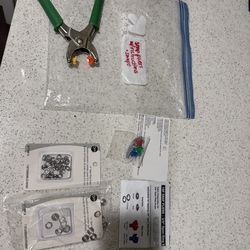 Snap pliers with snaps