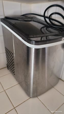 Small counter top ice maker