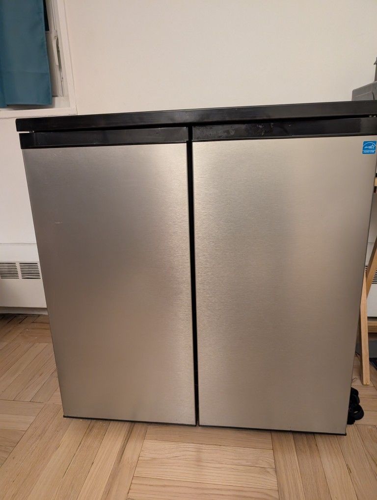 Avanti half fridge 5.5cuft