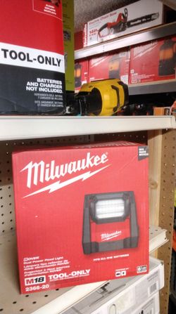 MILWAUKEE M18 DUAL POWER FLOOD LIGHT (TOOL ONLY)