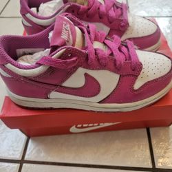 Girl Nike Dunks 