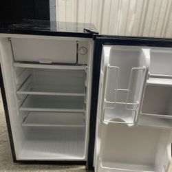 Magic Chef 17.52x19.3"x32.7 Mini Refrigerator