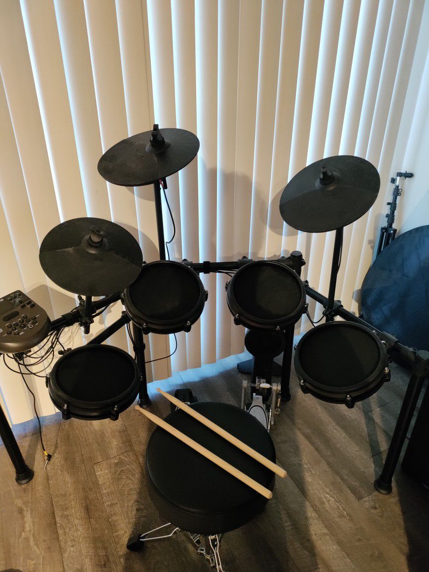 Alesis Nitro Mesh Drum Kit - Like New - Seat And Sticks Included 