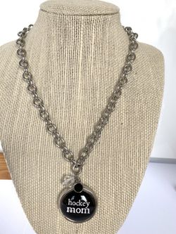 Beautiful silver tone necklace with beautiful pendant 20”inches long