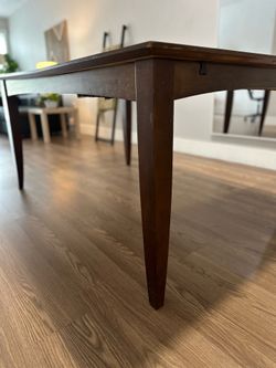 Beautiful dining table for 4 to 6 chairs