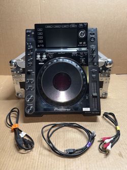 CDJ-2000 DJ turntable with cables and case