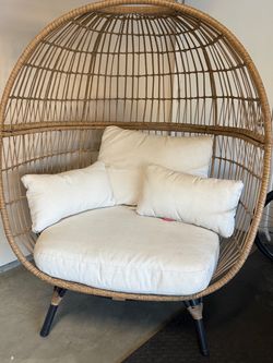 Cozy deep seated rattan lounge chair