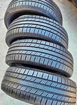 225 65 17 Michelin tires Con 80% de Vida Las 4