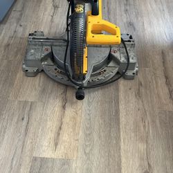  DEWALT 12-inch Compound Miter Saw