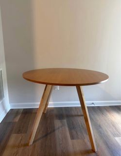 Round dining table