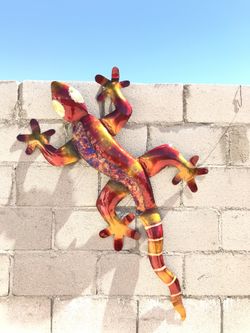 Outdoor metal yard art patio decor handcrafted gecko