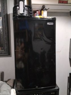 Magic Chef Mini fridge w freezer compartment