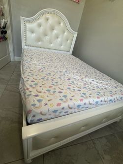 Full bed with mattress