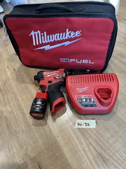 Milwaukee M12 FUEL Cordless 1/4 in. Hex Impact Driver Kit