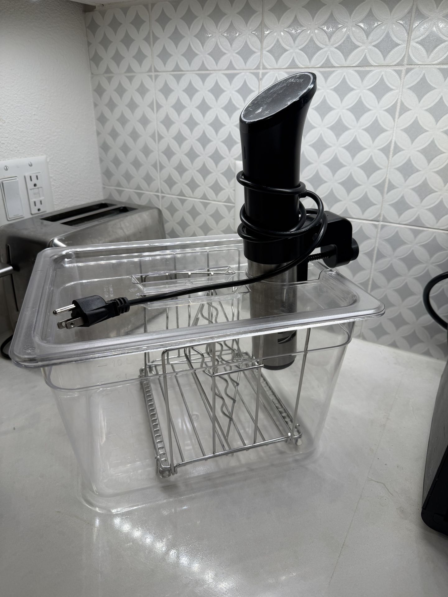 Anova Sous Vide Cooker + Clear Container Set – Excellent Condition