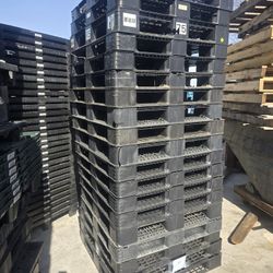 43X43 BLOCK PLASTICS PALLETS 