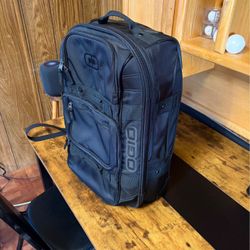 Ogio Layover Carry On Size Weekender Perfect Travel Bag Luggage Suitcase Rolling Wheeled